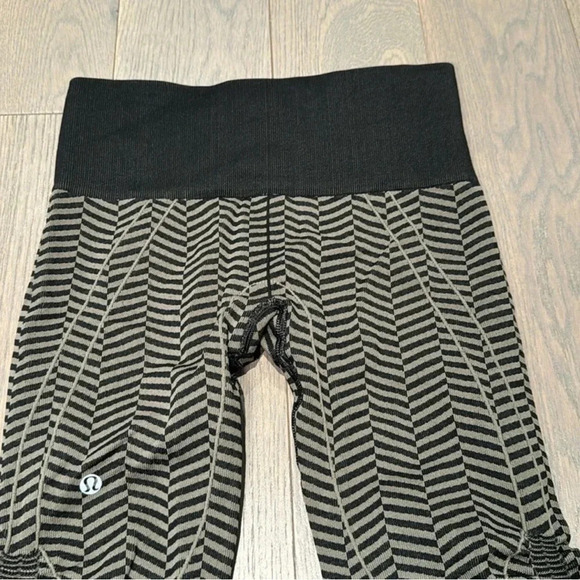 Lululemon In The Flow Crop Woman's Size 4 Seamless Leggings Fatigue Green - Picture 7 of 10